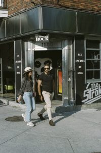 Photographie argentique à Montréal 5-Photographie de rue sur l’avenue Mont-Royal à Montréal avec une caméra Canon AE-1 program et un film Kodak Portra 400 développé au Studio Argentique à Montréal