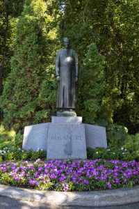Vue extérieure de l’Oratoire Saint-Joseph du Mont-Royal à Montréal et statue du frère André
