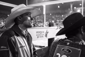 Photographie de rodéo prise lors du Festival Western de St-Tite 2012, montrant l’intensité de la compétition et l’ambiance emblématique du festival.