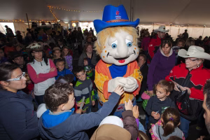 Photographie de rodéo prise lors du Festival Western de St-Tite 2012, montrant l’intensité de la compétition et l’ambiance emblématique du festival.