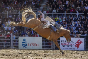 Photographie de rodéo prise lors du Festival Western de St-Tite 2012, montrant l’intensité de la compétition et l’ambiance emblématique du festival.