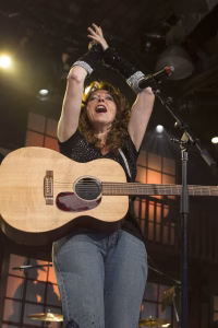 Photographie de rodéo prise lors du Festival Western de St-Tite 2012, montrant l’intensité de la compétition et l’ambiance emblématique du festival.