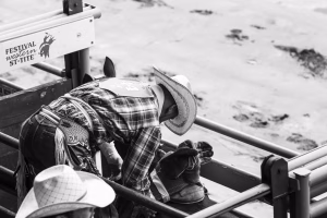 Photographie de rodéo prise lors du Festival Western de St-Tite 2012, montrant l’intensité de la compétition et l’ambiance emblématique du festival.