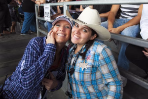 Photographie de rodéo prise lors du Festival Western de St-Tite 2012, montrant l’intensité de la compétition et l’ambiance emblématique du festival.