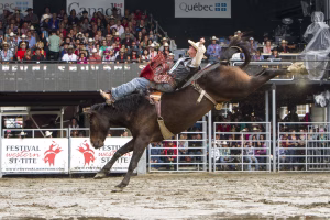 Photographie de rodéo prise lors du Festival Western de St-Tite 2012, montrant l’intensité de la compétition et l’ambiance emblématique du festival.