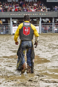 Photographie de rodéo prise lors du Festival Western de St-Tite 2012, montrant l’intensité de la compétition et l’ambiance emblématique du festival.