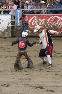 Photographie de rodéo prise lors du Festival Western de St-Tite 2012, montrant l’intensité de la compétition et l’ambiance emblématique du festival.
