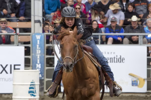 Photographie de rodéo prise lors du Festival Western de St-Tite 2012, montrant l’intensité de la compétition et l’ambiance emblématique du festival.