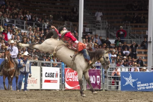 Photographie de rodéo prise lors du Festival Western de St-Tite 2012, montrant l’intensité de la compétition et l’ambiance emblématique du festival.