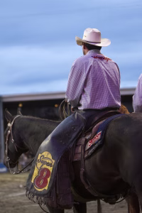 Photographie de rodéo prise lors du Festival Western de St-Tite 2012, montrant l’intensité de la compétition et l’ambiance emblématique du festival.