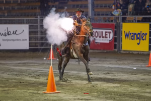 Photographie de rodéo prise lors du Festival Western de St-Tite 2012, montrant l’intensité de la compétition et l’ambiance emblématique du festival.