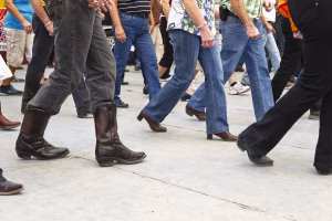 Photographie de rodéo prise lors du Festival Western de St-Tite 2012, montrant l’intensité de la compétition et l’ambiance emblématique du festival.