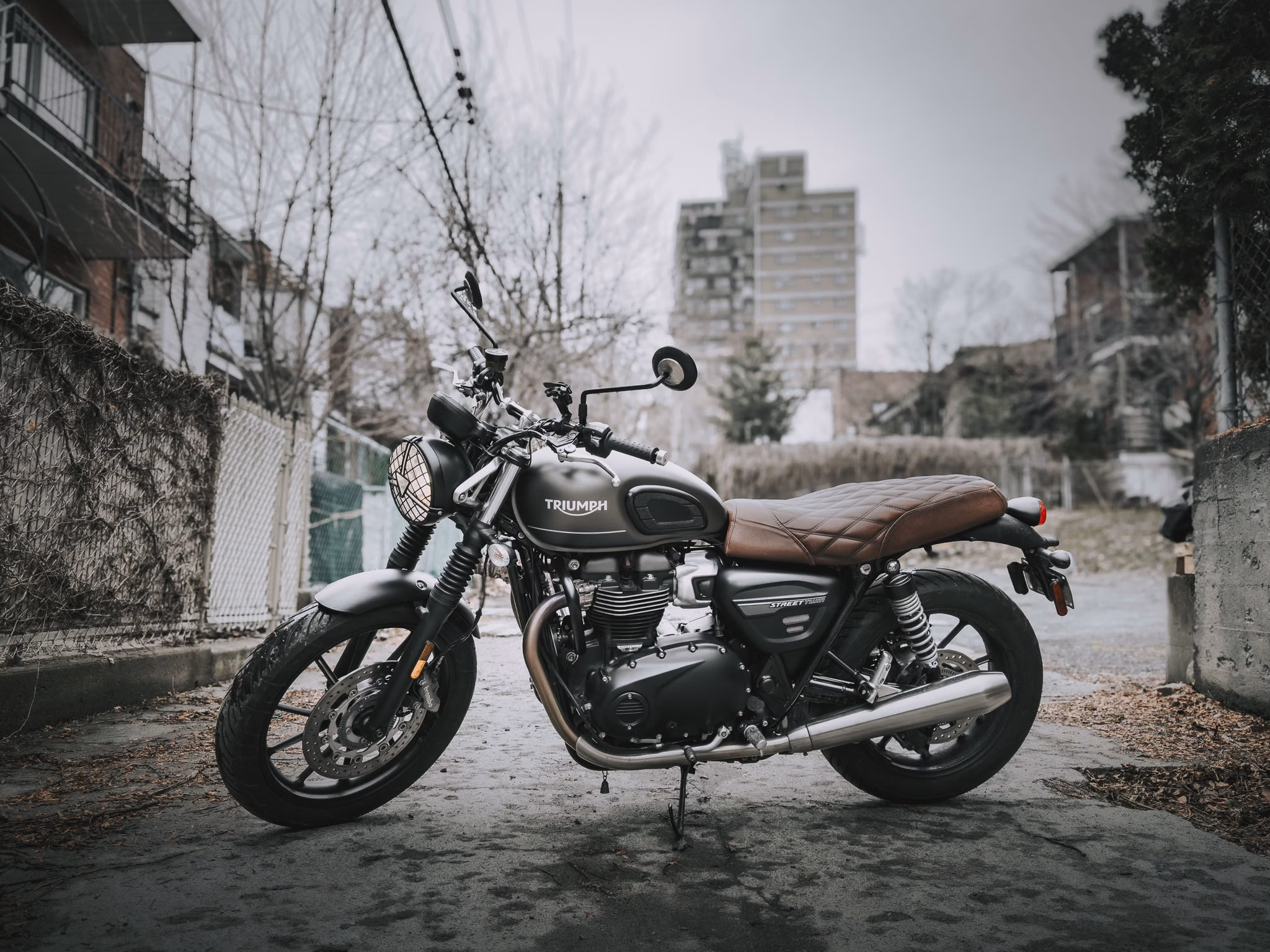 Une moto Triumph street Twin 900 dans une ruelle de Montréal