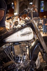 Gros plan sur le moteur chromé et le réservoir personnalisé d'une moto chopper style années 70.
