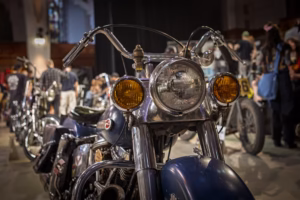 Gros plan sur le moteur chromé et le réservoir personnalisé d'une moto chopper style années 70.