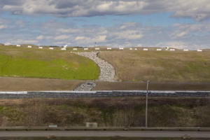 Vue printanière des vallons et sentiers du parc Frédéric-Back à Montréal, révélant la transformation écologique de l'ancienne carrière de Saint-Michel.