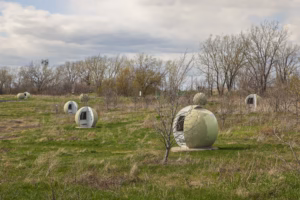 Les célèbres sphères vertes du parc Frédéric-Back, intégrant le design urbain et le captage de biogaz au cœur de l'ancien site d'enfouissement.