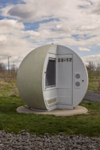 Les célèbres sphères vertes du parc Frédéric-Back, intégrant le design urbain et le captage de biogaz au cœur de l'ancien site d'enfouissement.