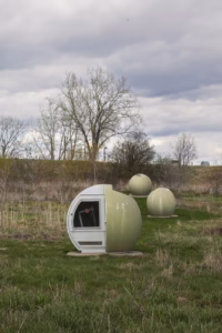 Les célèbres sphères vertes du parc Frédéric-Back, intégrant le design urbain et le captage de biogaz au cœur de l'ancien site d'enfouissement.