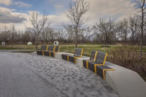 Les célèbres sphères vertes du parc Frédéric-Back, intégrant le design urbain et le captage de biogaz au cœur de l'ancien site d'enfouissement.