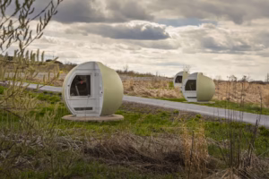 Les célèbres sphères vertes du parc Frédéric-Back, intégrant le design urbain et le captage de biogaz au cœur de l'ancien site d'enfouissement.