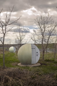 Les célèbres sphères vertes du parc Frédéric-Back, intégrant le design urbain et le captage de biogaz au cœur de l'ancien site d'enfouissement.
