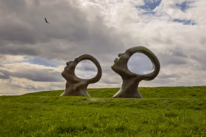 Sculpture artistique monumentale installée sur le terrain du Cirque du Soleil, située juste à côté d'un sentier pédestre du parc Frédéric-Back à Montréal.