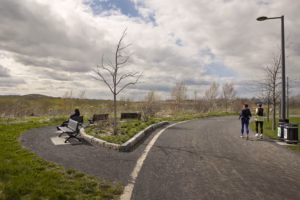 Vue printanière des vallons et sentiers du parc Frédéric-Back à Montréal, révélant la transformation écologique de l'ancienne carrière de Saint-Michel.