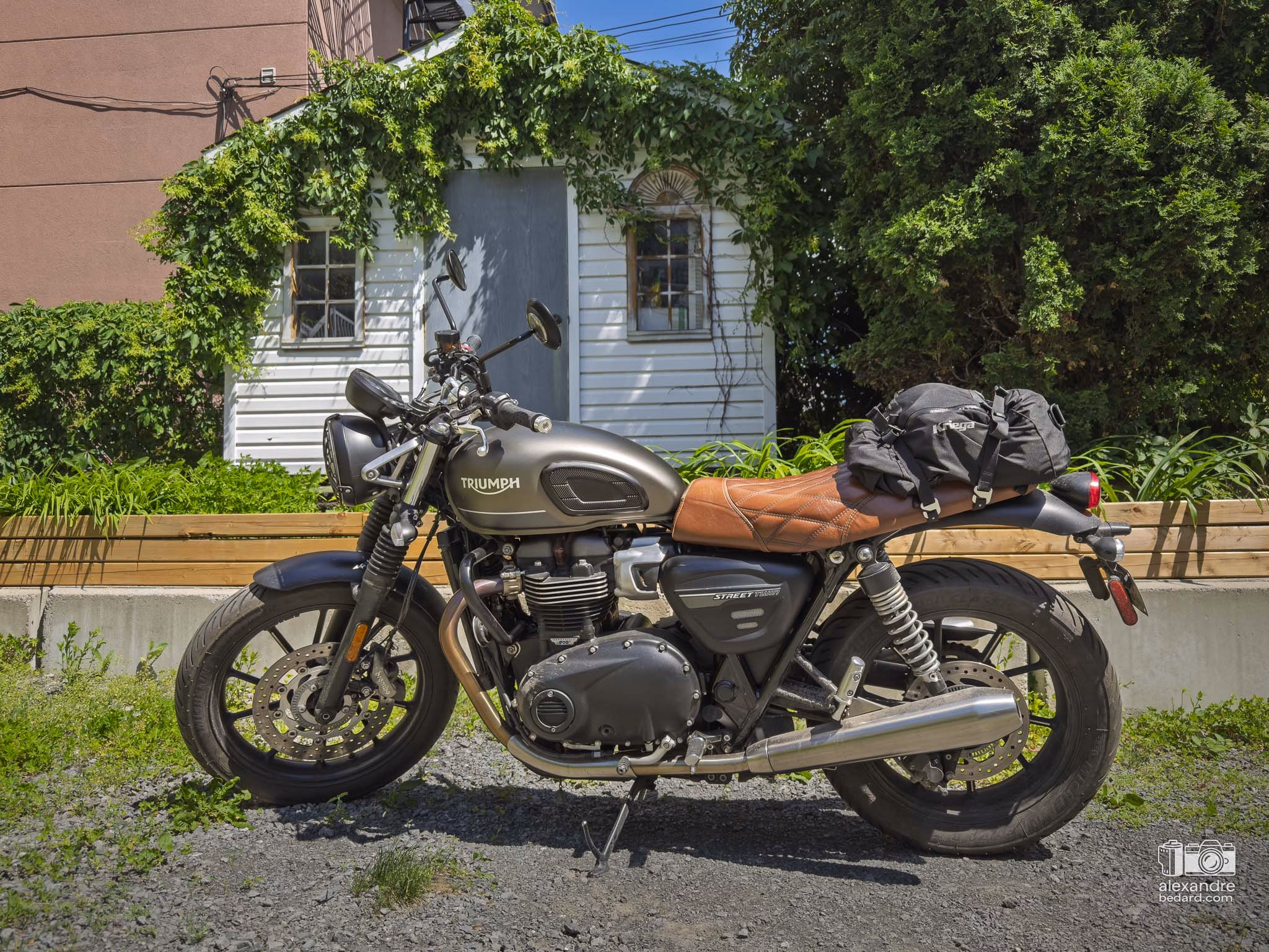 Gros plan sur une moto prête pour un road trip, stationnée avant le départ d'une randonnée de 250 km en Montérégie.