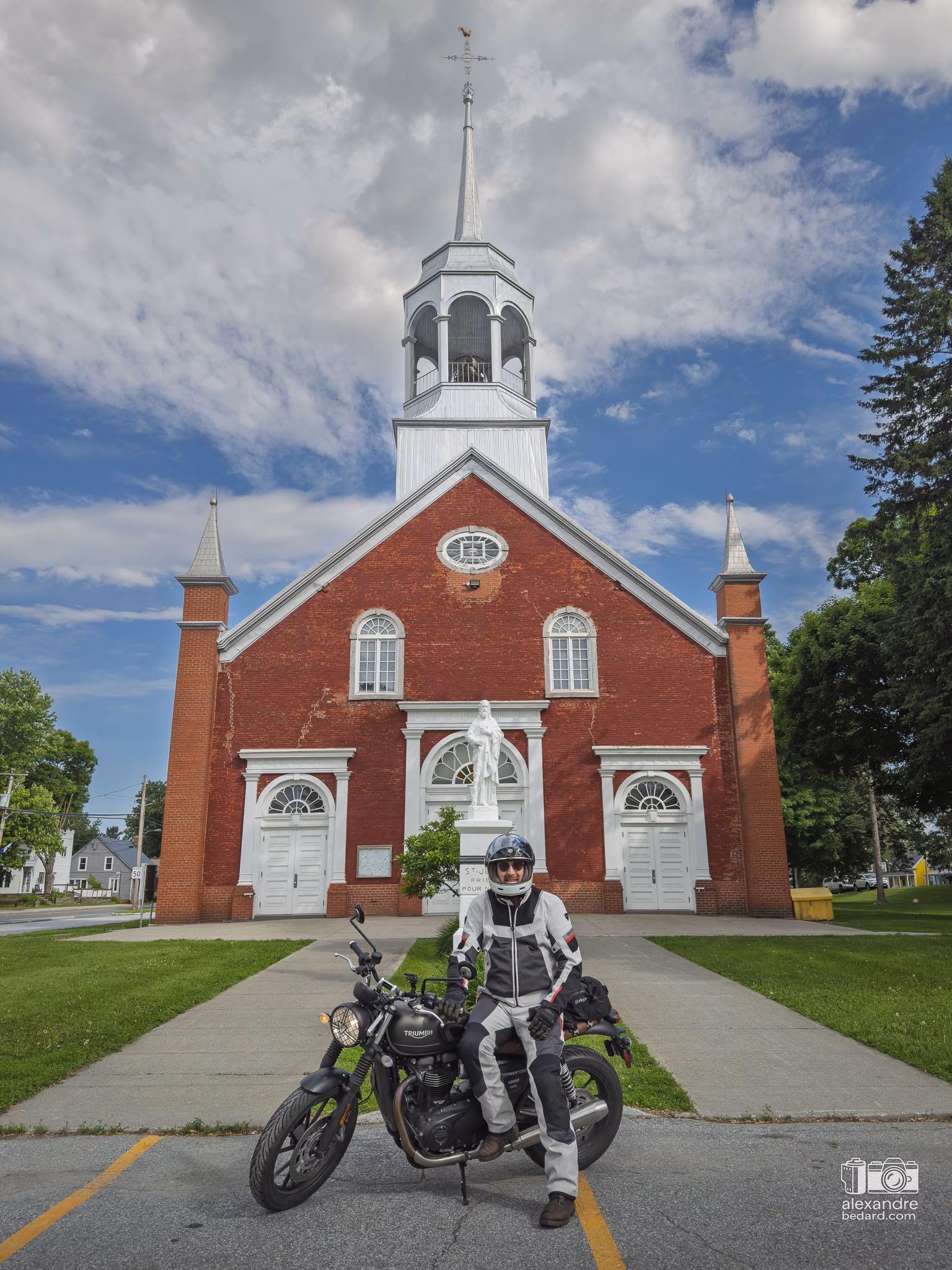 Gros plan sur une moto stationnée pendant une pause devant l'église de St-Jude, lors d'un road trip de 250 km en Montérégie.
