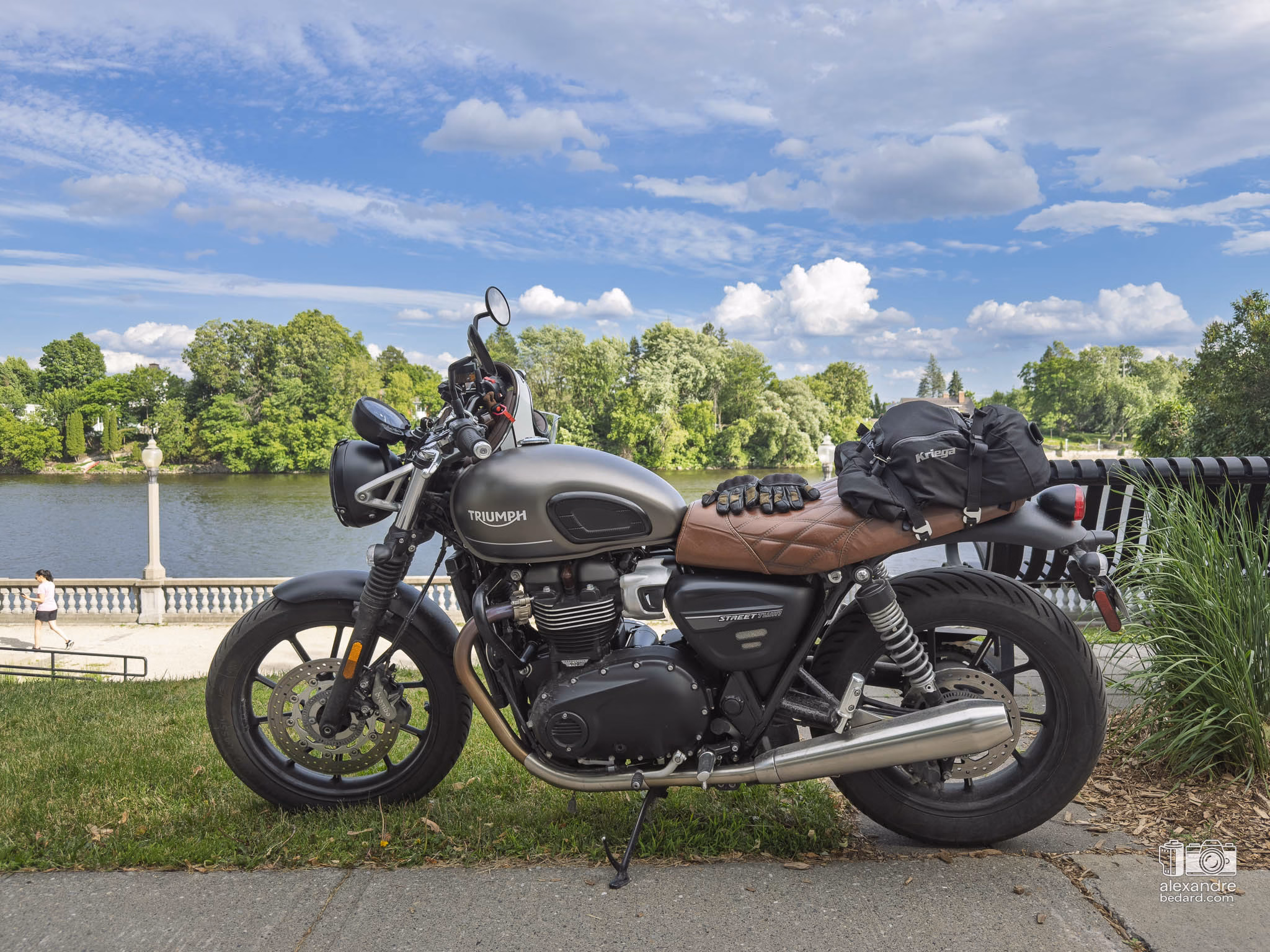 Gros plan sur une moto stationnée pendant une pause lors d'un road trip de 250 km en Montérégie.