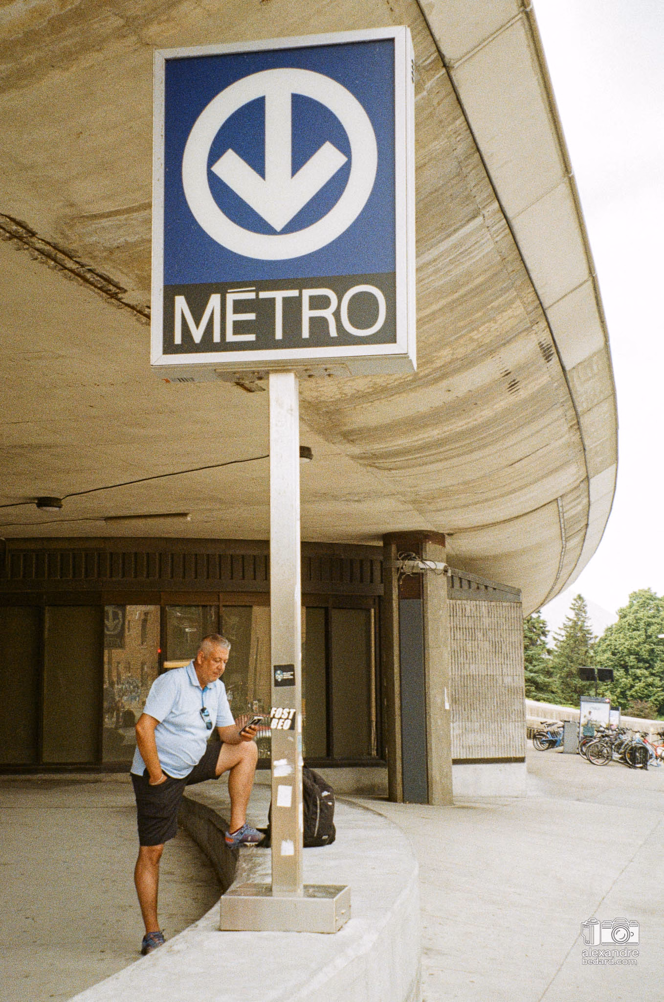 enseigne du métro de Montréal avec un film Kodacolor 200
