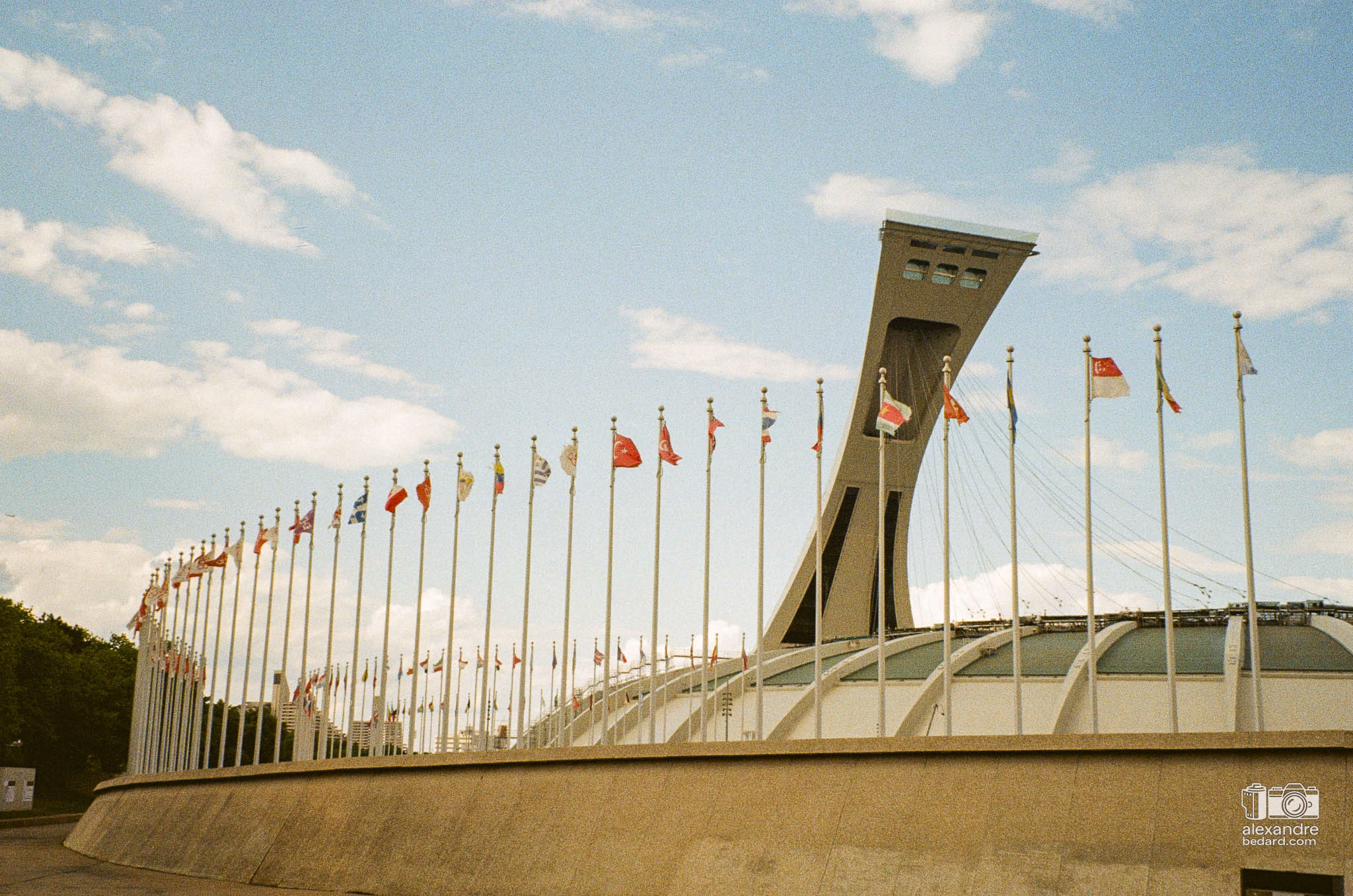 Le stade olympique de Montréal et les drapeaux des pays