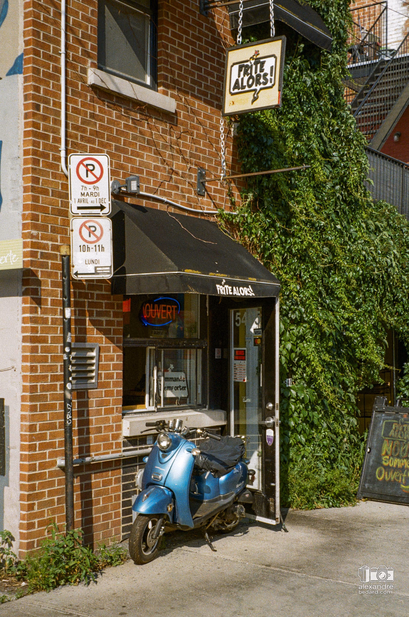 Scooter bleu rétro en face du frite alors dans le quartier Rosemont avec un film Kodacolor 200