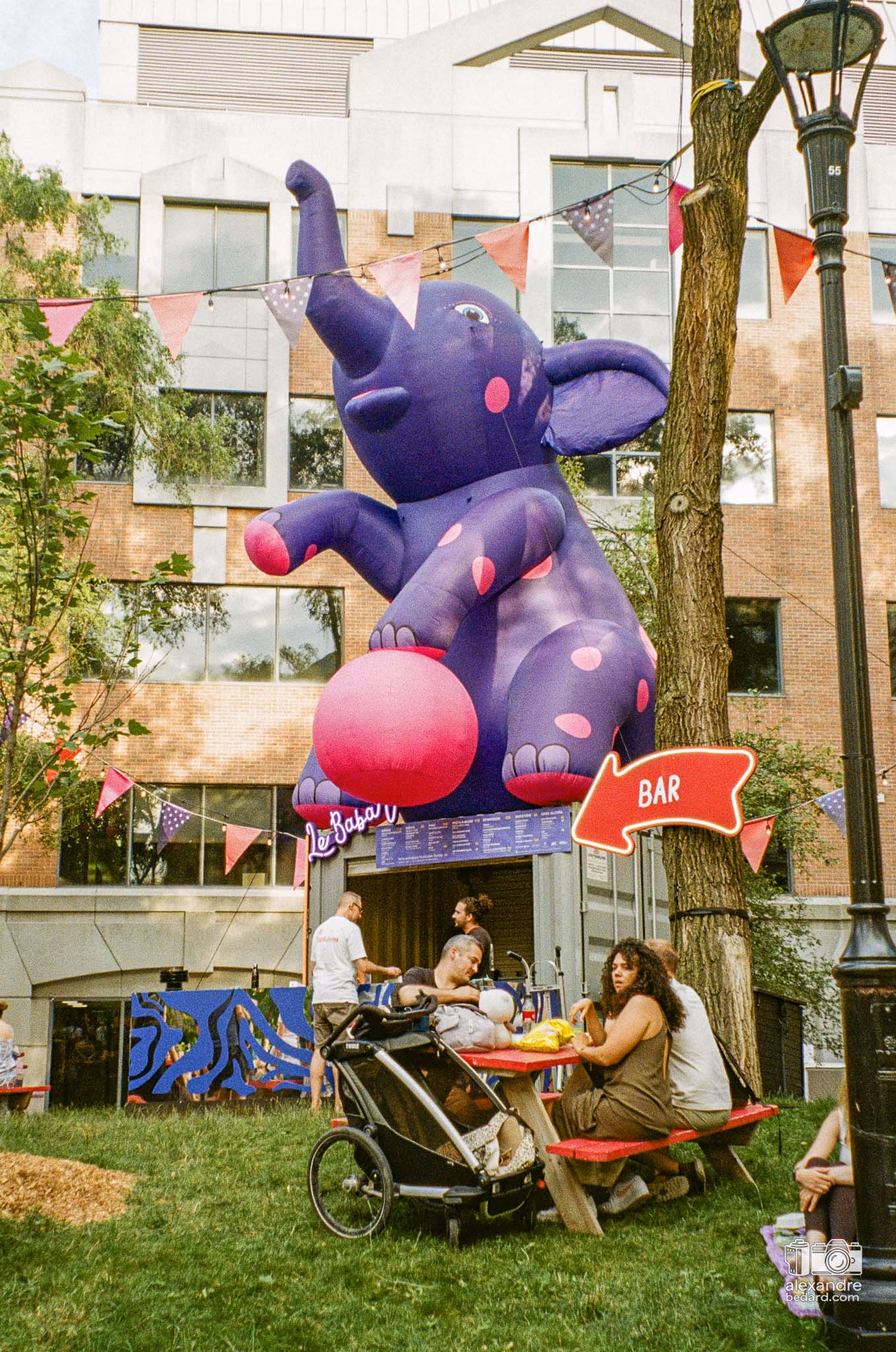 En avant de l'UQAM à Montréal avec un film Kodacolor 200, pendant Montréal complètement cirque