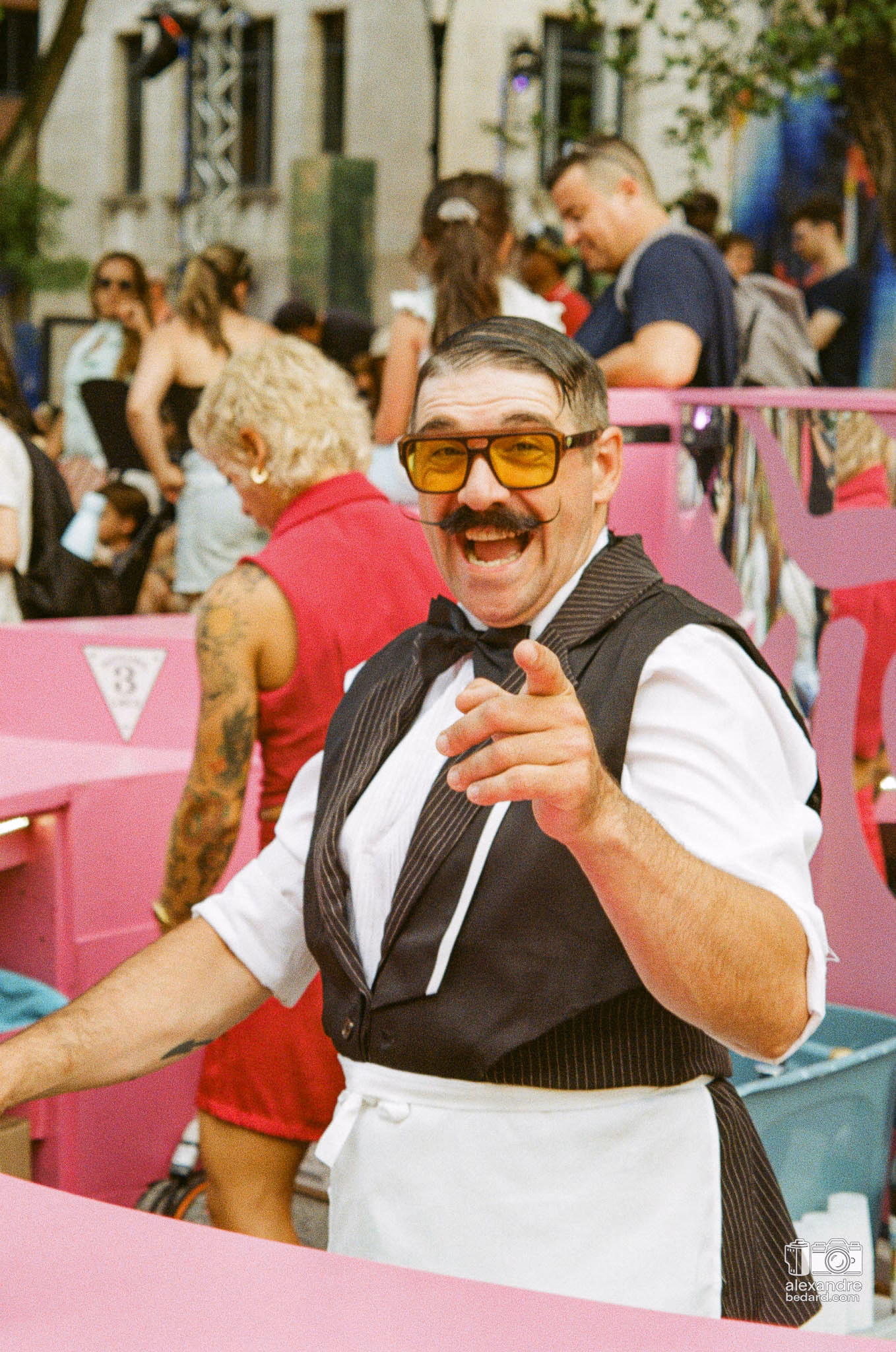 En avant de l'UQAM à Montréal avec un film Kodacolor 200, un joyeux serveur avec un look particulier