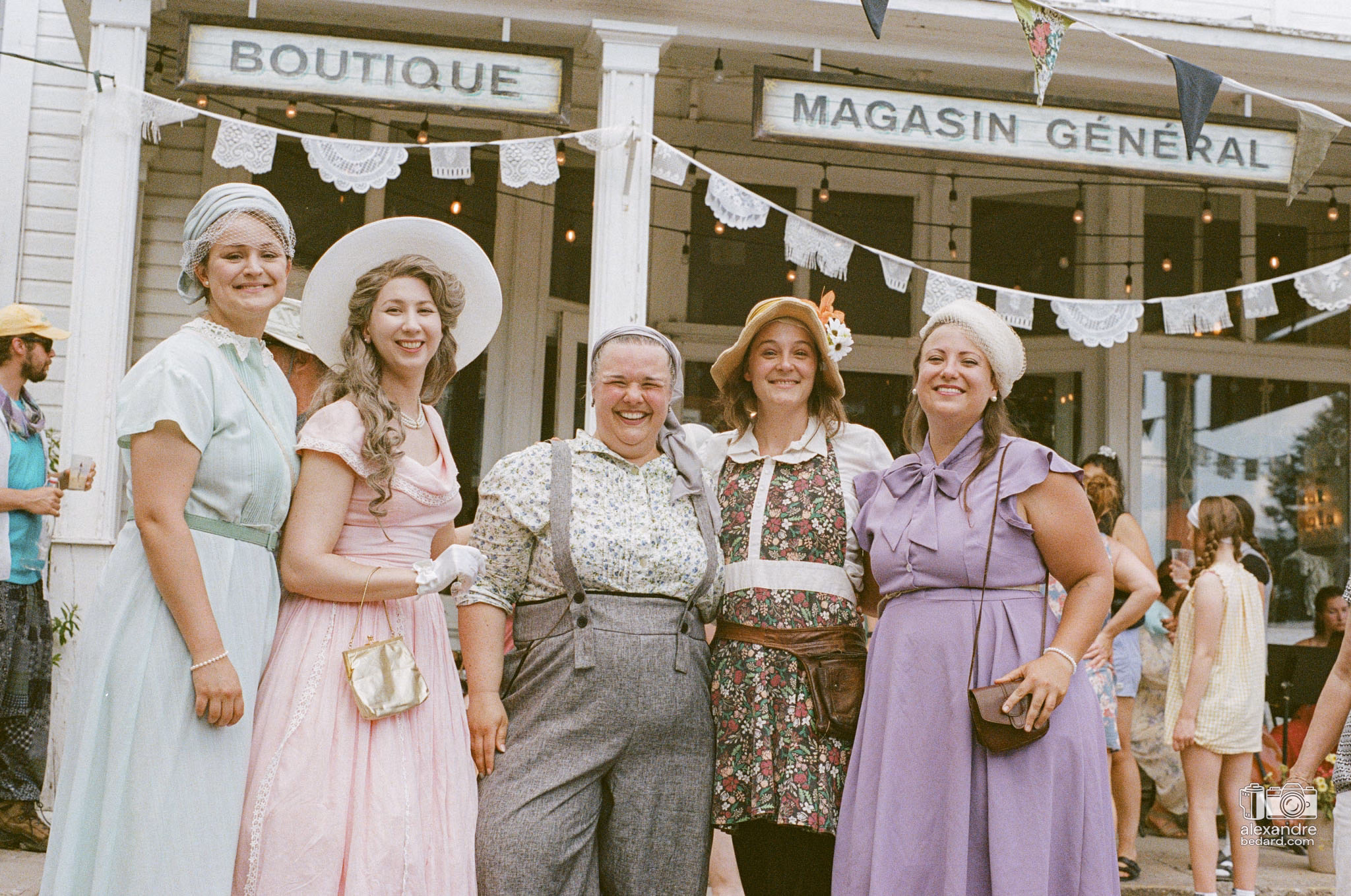 Comédiennes en costumes d'époque de la troupe TeamMadame incarnant les sœurs LeBlanc au milieu de la foule à Sainte-Thècle, photo argentique.