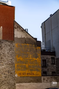 peinture vintage sur un mur du vieux Montréal