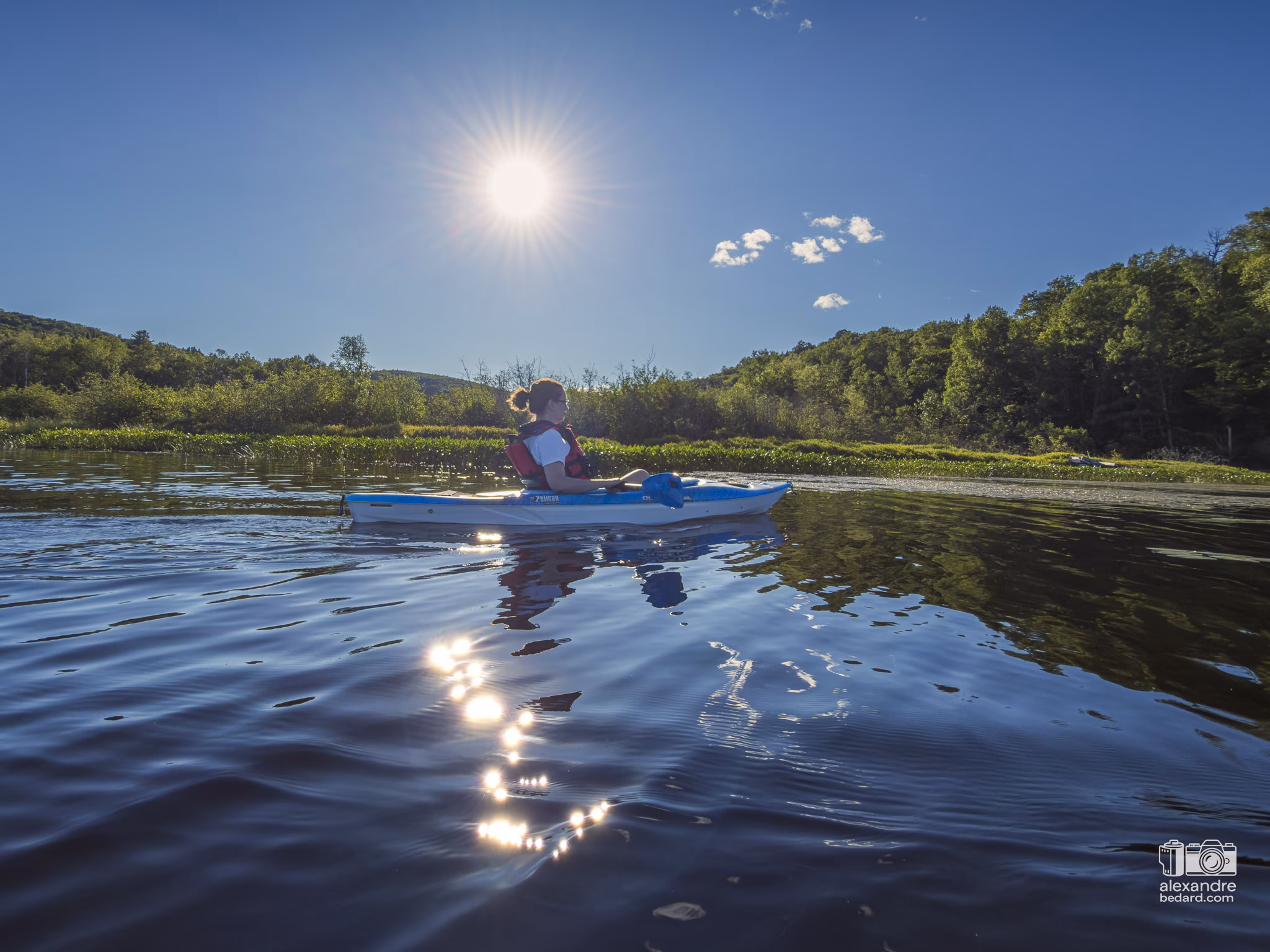 en kayak sur un lac avec beaucoup de soleil