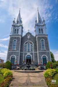 La devanture de l'église de Ste-Thècle