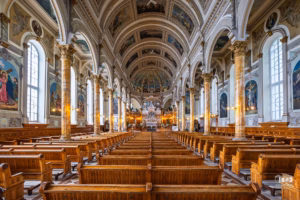 Visite guidée de l'église avec le prêtre de la paroisse
