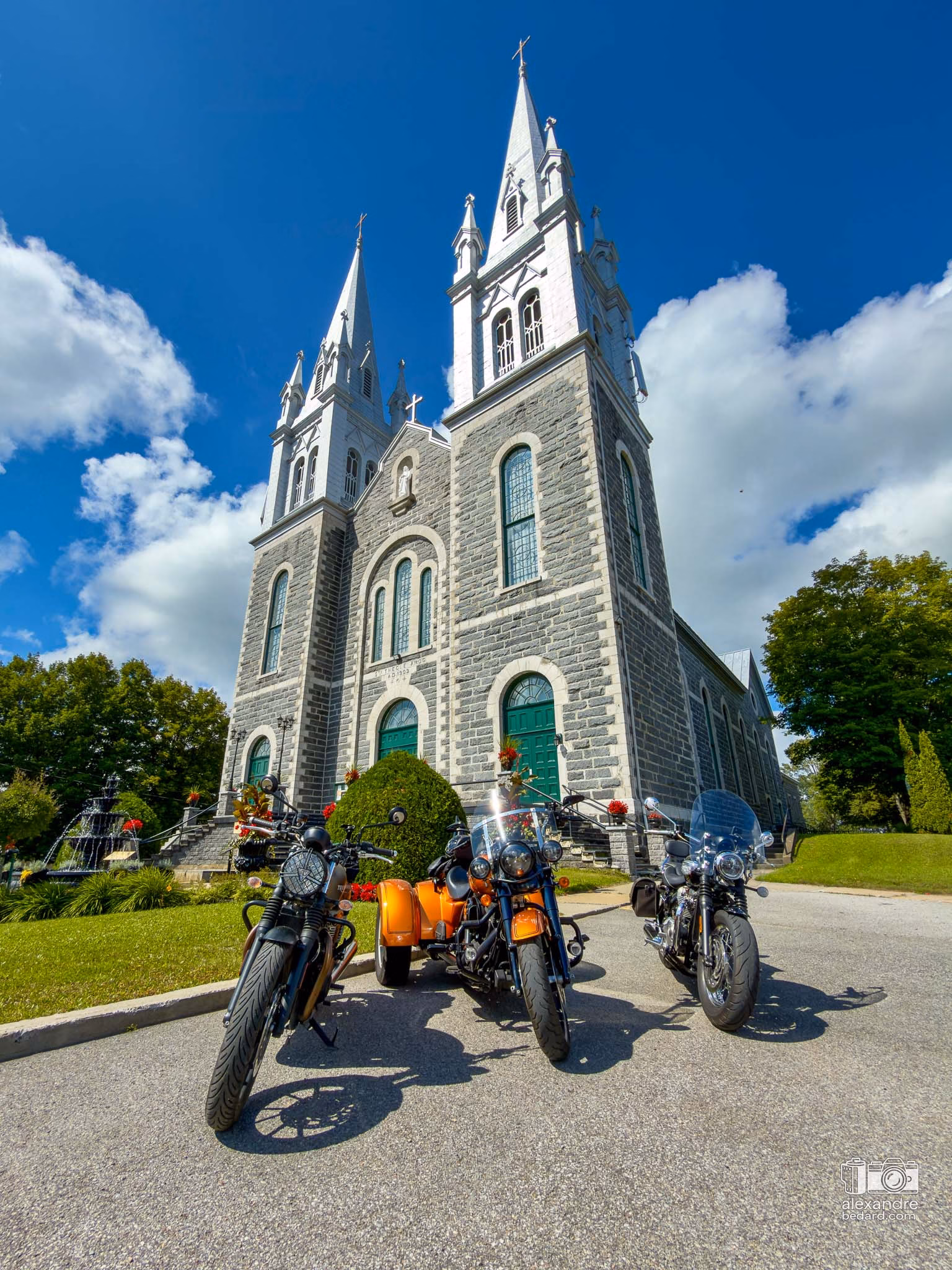 Moto devant l'église de Ste-Thècle