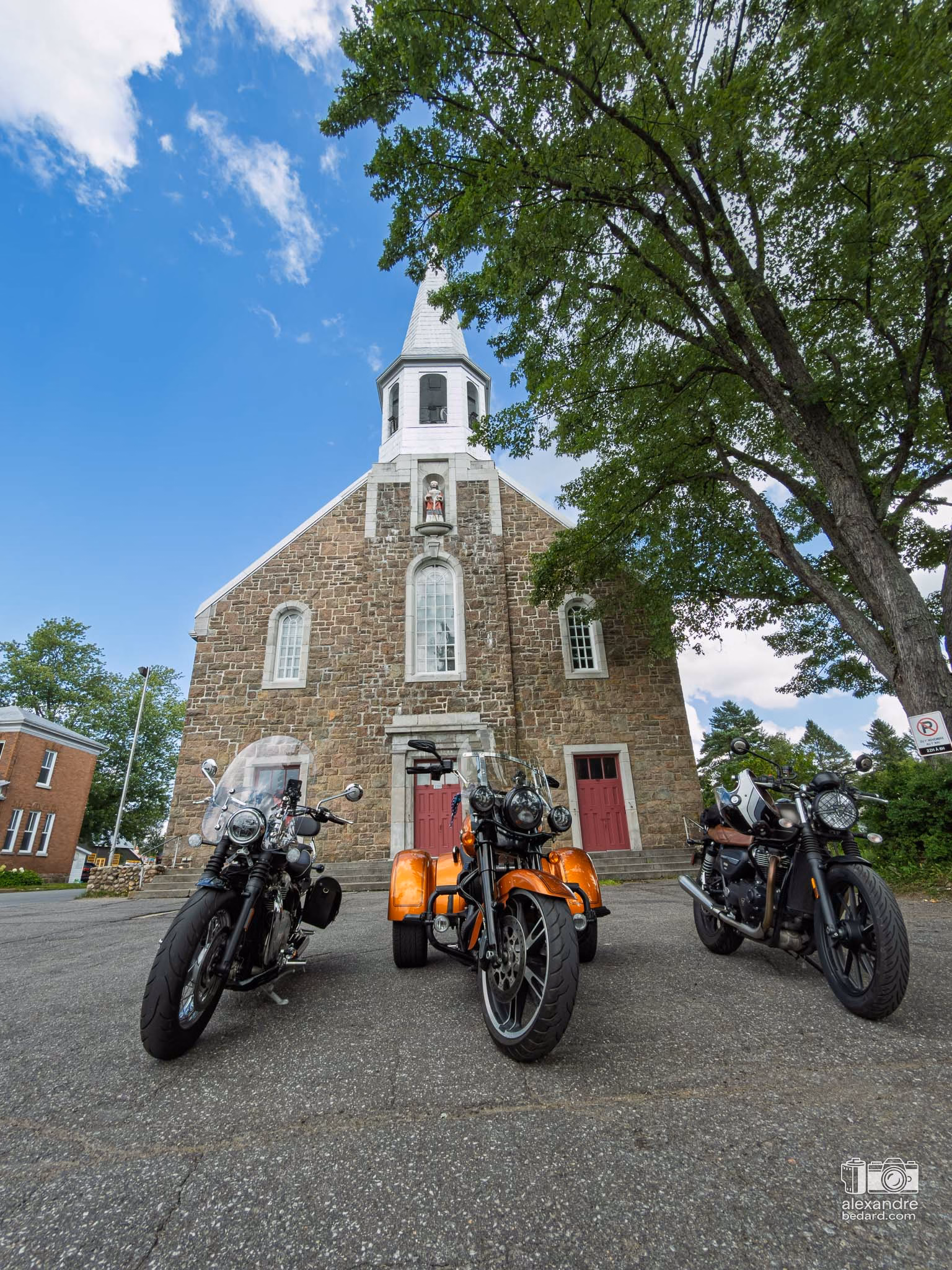 Moto devant l'église de St-Élie-de-Caxton