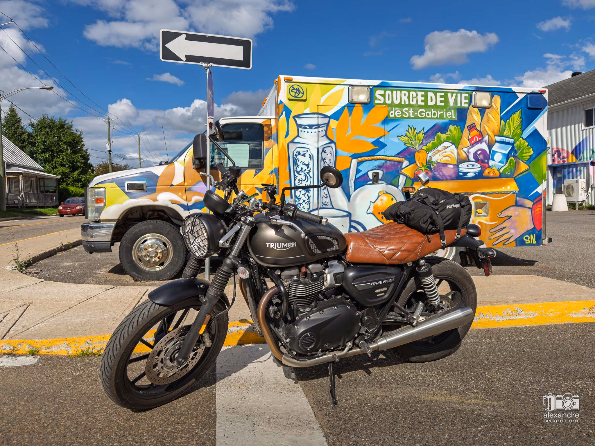 À Saint-Gabriel-de-Brandon, devant une murale sur un camion. Source de vie de St-Gabriel.