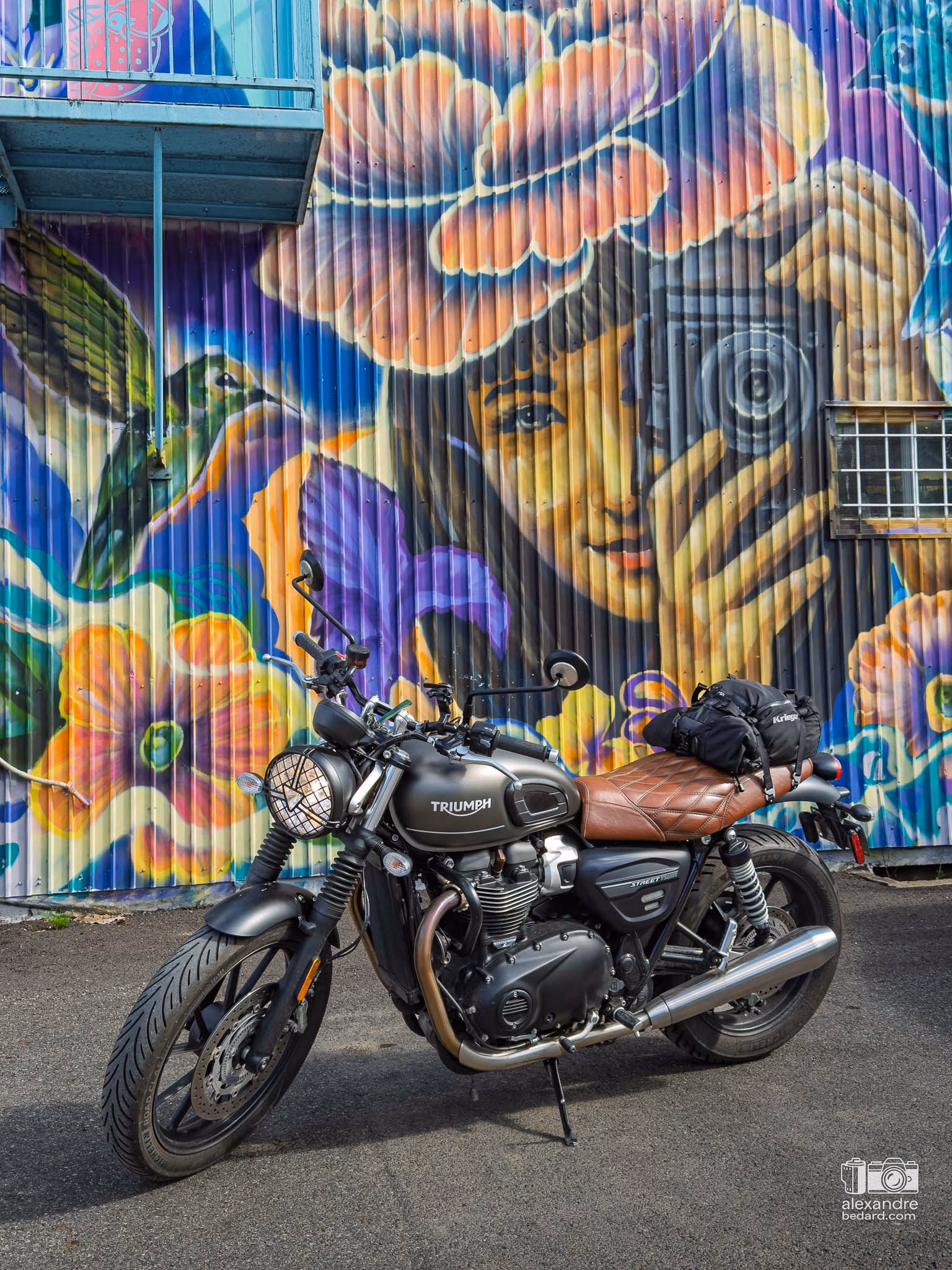 Une moto à Saint-Gabriel-de-Brandon devant une murale
