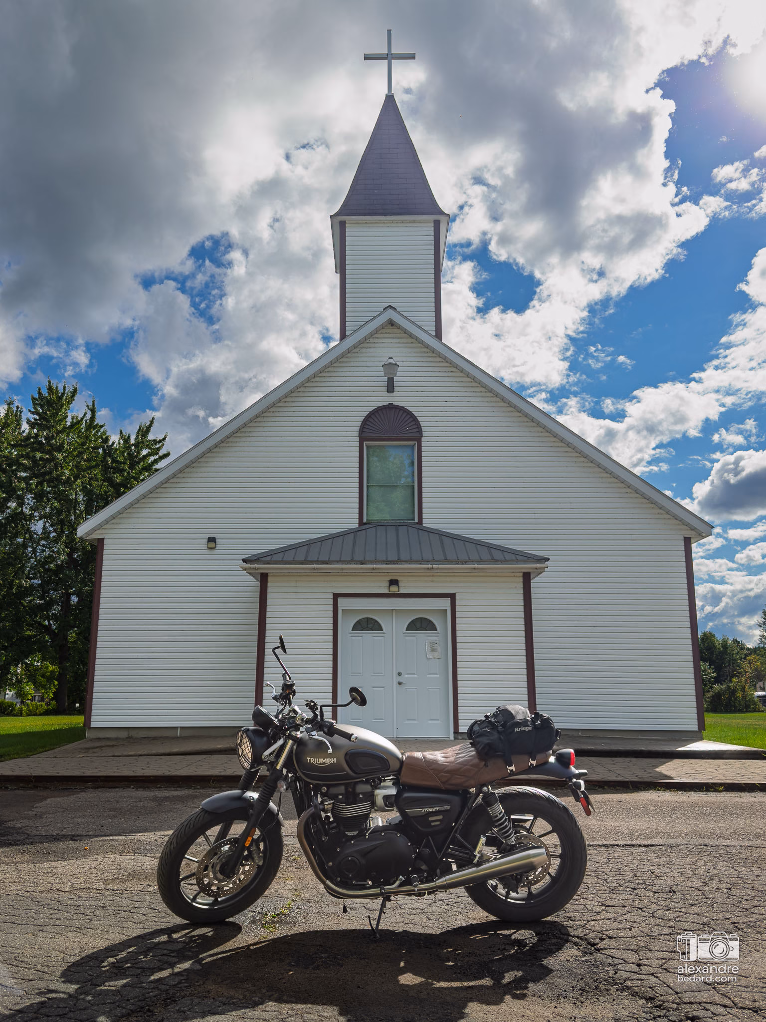 Moto devant l'église de Saint-Édouard-de-Maskinongé