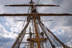 Vue en contre-plongée sur l'intriqué réseau de cordages et les mâts du trois-mâts Amerigo Vespucci.