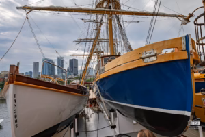 Bateau de sauvetage. Vue du pont principal en teck et des cuivres rutilants à bord de l'Amerigo Vespucci.