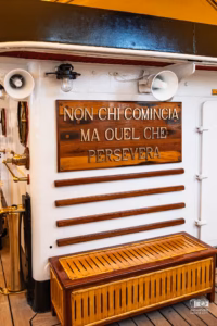 La devise officielle en italien gravée sur la dunette du voilier-école Amerigo Vespucci.