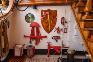 Station des pompiers. Vue du pont principal en teck et des cuivres rutilants à bord de l'Amerigo Vespucci.